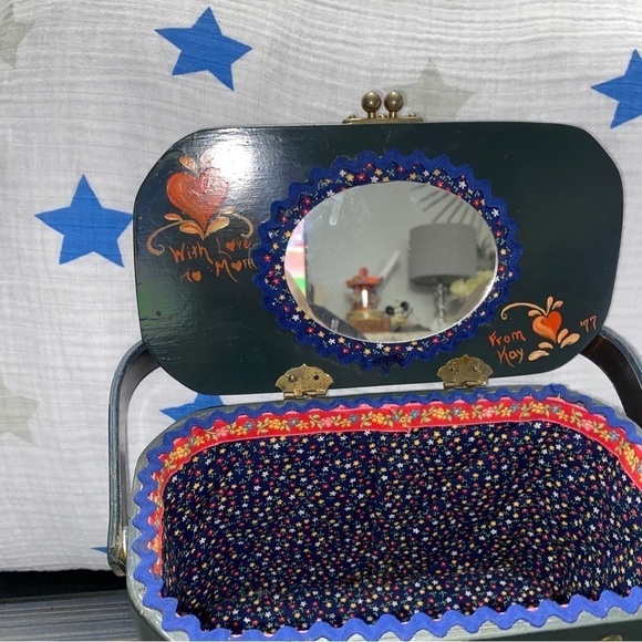 vintage wooden chest made and painted and designed by hand from the 70s - Picture 10 of 11